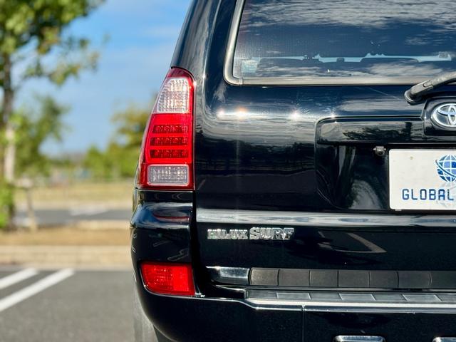 ハイラックスサーフ ＳＳＲ－Ｘリミテッド　修復歴無　最終型　特別仕様車　ＦＬＥＸ２インチアップサス　ＬＥＸＸＥＬ１７ＡＷ　ルーフレール　前後フォグ　ｓｔｒａｄａ９型ナビ・ＴＶ　バックカメラ　１００Ｖ電源　黒革調シートカバー　茶木目ステアリング（41枚目）