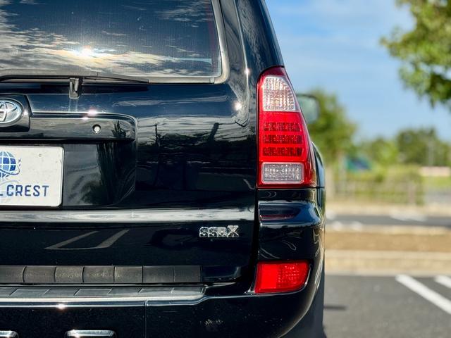 ハイラックスサーフ ＳＳＲ－Ｘリミテッド　修復歴無　最終型　特別仕様車　ＦＬＥＸ２インチアップサス　ＬＥＸＸＥＬ１７ＡＷ　ルーフレール　前後フォグ　ｓｔｒａｄａ９型ナビ・ＴＶ　バックカメラ　１００Ｖ電源　黒革調シートカバー　茶木目ステアリング（42枚目）