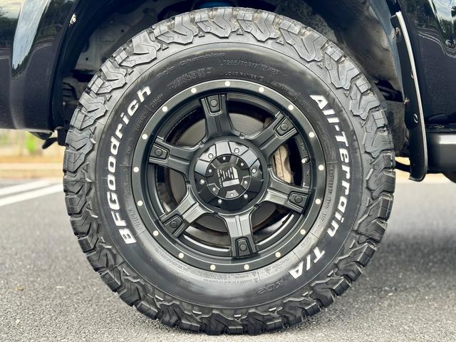 ハイラックスサーフ ＳＳＲ－Ｘリミテッド　修復歴無　最終型　特別仕様車　ＦＬＥＸ２インチアップサス　ＬＥＸＸＥＬ１７ＡＷ　ルーフレール　前後フォグ　ｓｔｒａｄａ９型ナビ・ＴＶ　バックカメラ　１００Ｖ電源　黒革調シートカバー　茶木目ステアリング（52枚目）