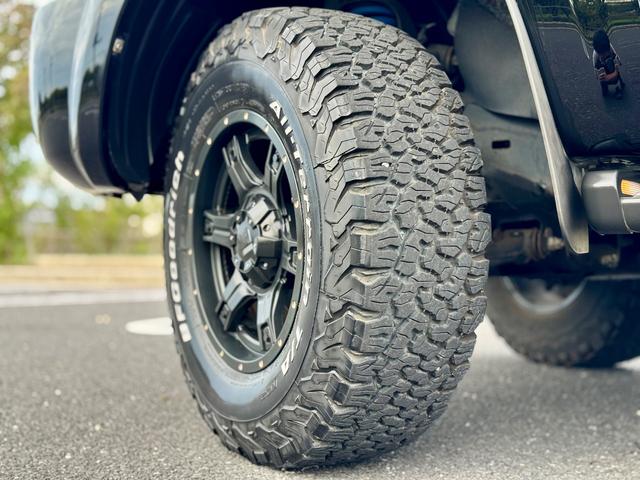ハイラックスサーフ ＳＳＲ－Ｘリミテッド　修復歴無　最終型　特別仕様車　ＦＬＥＸ２インチアップサス　ＬＥＸＸＥＬ１７ＡＷ　ルーフレール　前後フォグ　ｓｔｒａｄａ９型ナビ・ＴＶ　バックカメラ　１００Ｖ電源　黒革調シートカバー　茶木目ステアリング（53枚目）