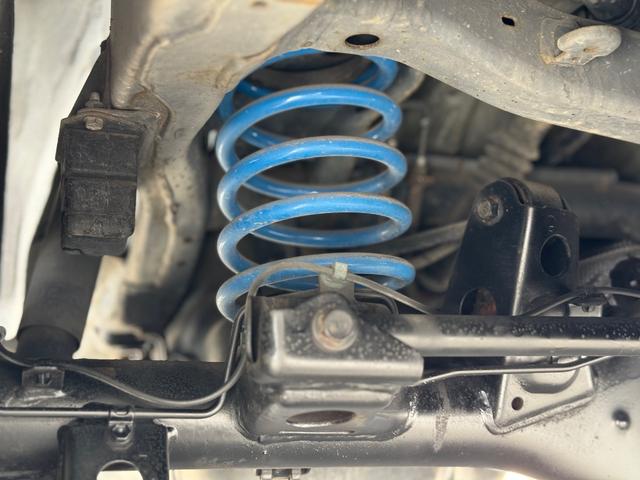 ハイラックスサーフ ＳＳＲ－Ｘリミテッド　修復歴無　最終型　特別仕様車　ＦＬＥＸ２インチアップサス　ＬＥＸＸＥＬ１７ＡＷ　ルーフレール　前後フォグ　ｓｔｒａｄａ９型ナビ・ＴＶ　バックカメラ　１００Ｖ電源　黒革調シートカバー　茶木目ステアリング（56枚目）