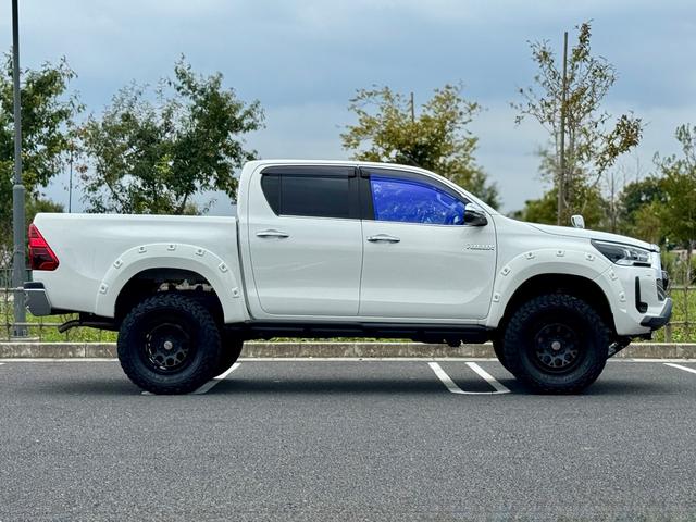 ハイラックス Ｚ　後期型　禁煙　ワンオーナー　運転支援　足廻・ボディーリフトアップ　ＧＩ★ＧＥＡＲオーバーフェンダー・サイドステップ　ＲＡＹＳ１７ＡＷ　７型ナビ・Ｂカメラ・ＢＴ　レーダークルコン　コーナーセンサ　ＥＴＣ（8枚目）