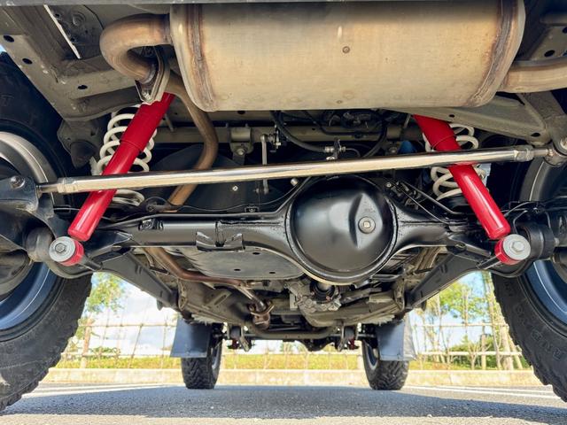 ジムニー ＸＣ　４×４ＥＳＰＳＰＯＩＲ１．５ｉｎｃｈリフトアップ　ＲＡＹｓ１６ＡＷ　社外前後バンパー　スキッドプレート　ＳｈｏｗａＧＡＲＡＧＥ９ｍｍフェンダー　ＹＡＫＩＭＡルーフカーゴ　メモリーナビ　Ｂカメラ　ＥＴＣ（61枚目）