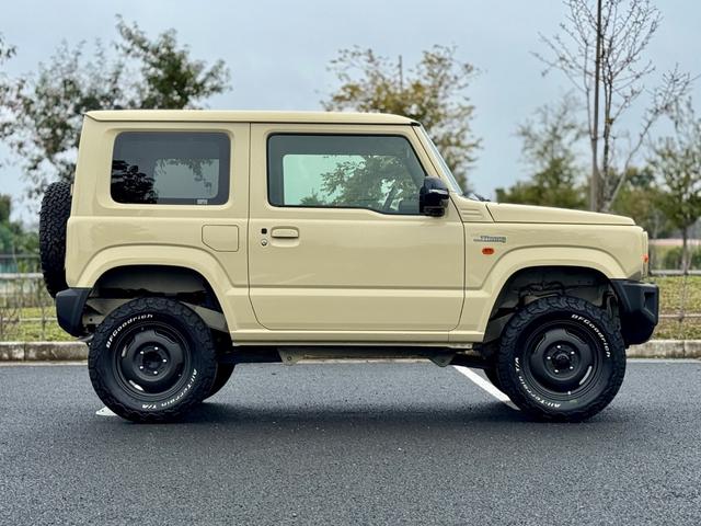 ジムニー XC 修復歴無 DAMDtheROOTSグリル 社外足廻リフトアップサス APIO16inchAW LEDヘッドライト carrozzeria7型ディスプレイオーディオ・Bカメラ シートヒーター 背面タイヤ(8枚目)