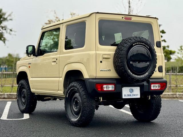 ジムニー XC 修復歴無 DAMDtheROOTSグリル 社外足廻リフトアップサス APIO16inchAW LEDヘッドライト carrozzeria7型ディスプレイオーディオ・Bカメラ シートヒーター 背面タイヤ(13枚目)