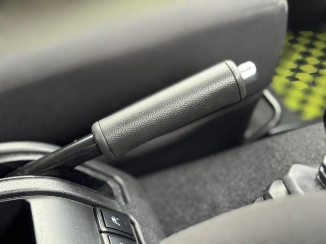 ジムニー XC 修復歴無 DAMDtheROOTSグリル 社外足廻リフトアップサス APIO16inchAW LEDヘッドライト carrozzeria7型ディスプレイオーディオ・Bカメラ シートヒーター 背面タイヤ(33枚目)