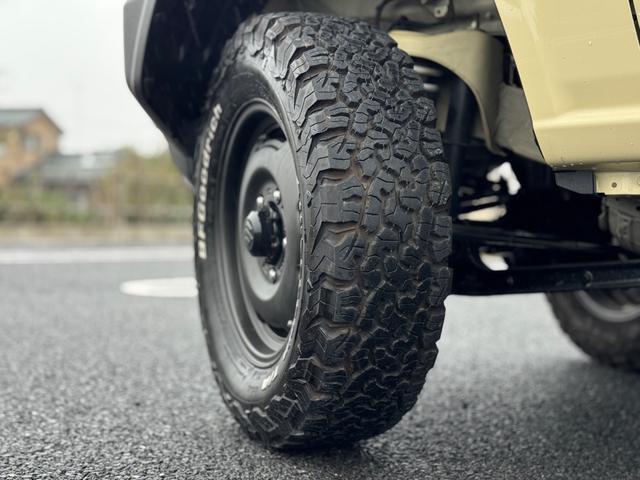 ジムニー XC 修復歴無 DAMDtheROOTSグリル 社外足廻リフトアップサス APIO16inchAW LEDヘッドライト carrozzeria7型ディスプレイオーディオ・Bカメラ シートヒーター 背面タイヤ(55枚目)