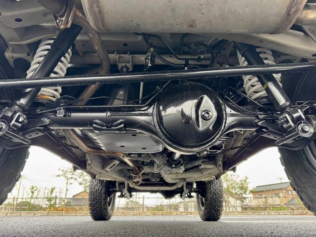 ジムニー XC 修復歴無 DAMDtheROOTSグリル 社外足廻リフトアップサス APIO16inchAW LEDヘッドライト carrozzeria7型ディスプレイオーディオ・Bカメラ シートヒーター 背面タイヤ(57枚目)