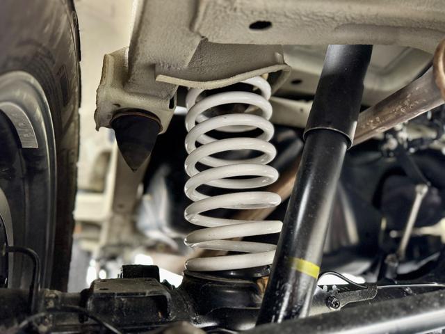 ジムニー XC 修復歴無 DAMDtheROOTSグリル 社外足廻リフトアップサス APIO16inchAW LEDヘッドライト carrozzeria7型ディスプレイオーディオ・Bカメラ シートヒーター 背面タイヤ(58枚目)