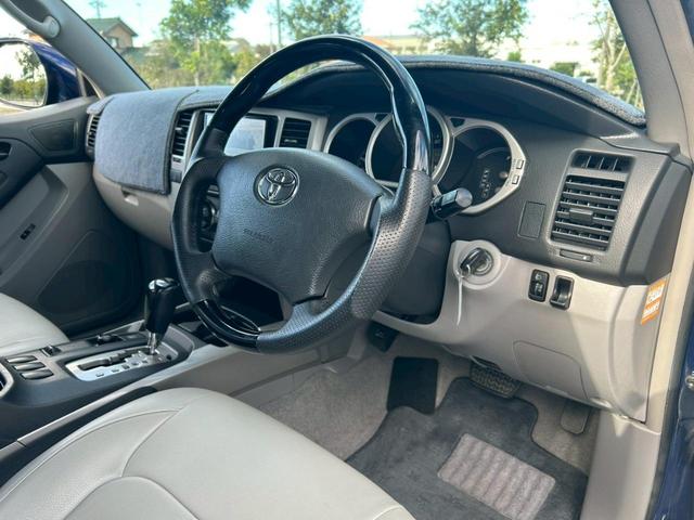 ハイラックスサーフ ＳＳＲ－Ｘ　後期型　修復無　社外足廻リフトアップ　ＳＨＶＥＬサス　ＲＡＮＣＨＯショック　ラテラルロッド　ＦＪ純正１７インチＡＷ　ＲＥＮＥＧＡＤＥＡ／Ｔ　ｓｔｒａｄａ７型メモリナビ・フルセグ・Ｂカメラ・ＢＴ　ＥＴＣ（16枚目）