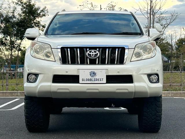 ランドクルーザープラド ＴＸ　社外足廻リフトアップ　ＫＥＤＤＩＳサス　ＡＲＢショック　ラテラルロッド　ＤＥＬＴＡＦＯＲＣＥ１７ｉｎｃｈＡＷ　ＷＩＬＤＰＥＡＫ　Ｍ／Ｔ　ＧＡＮＡＤＯＲマフラー　７型ＨＤＤナビ・ＢＴ・Ｂカメラ　ＥＴＣ（7枚目）