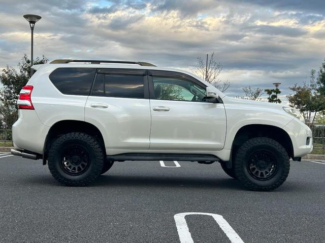 ランドクルーザープラド ＴＸ　社外足廻リフトアップ　ＫＥＤＤＩＳサス　ＡＲＢショック　ラテラルロッド　ＤＥＬＴＡＦＯＲＣＥ１７ｉｎｃｈＡＷ　ＷＩＬＤＰＥＡＫ　Ｍ／Ｔ　ＧＡＮＡＤＯＲマフラー　７型ＨＤＤナビ・ＢＴ・Ｂカメラ　ＥＴＣ（9枚目）