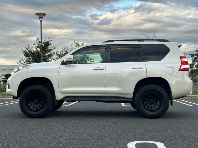 ランドクルーザープラド ＴＸ　社外足廻リフトアップ　ＫＥＤＤＩＳサス　ＡＲＢショック　ラテラルロッド　ＤＥＬＴＡＦＯＲＣＥ１７ｉｎｃｈＡＷ　ＷＩＬＤＰＥＡＫ　Ｍ／Ｔ　ＧＡＮＡＤＯＲマフラー　７型ＨＤＤナビ・ＢＴ・Ｂカメラ　ＥＴＣ（10枚目）