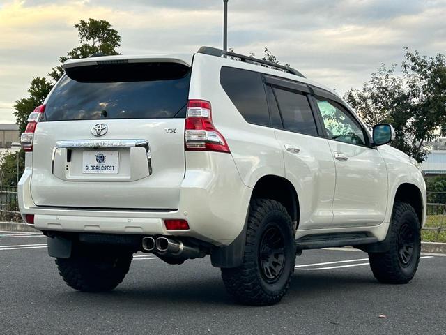 ランドクルーザープラド ＴＸ　社外足廻リフトアップ　ＫＥＤＤＩＳサス　ＡＲＢショック　ラテラルロッド　ＤＥＬＴＡＦＯＲＣＥ１７ｉｎｃｈＡＷ　ＷＩＬＤＰＥＡＫ　Ｍ／Ｔ　ＧＡＮＡＤＯＲマフラー　７型ＨＤＤナビ・ＢＴ・Ｂカメラ　ＥＴＣ（13枚目）