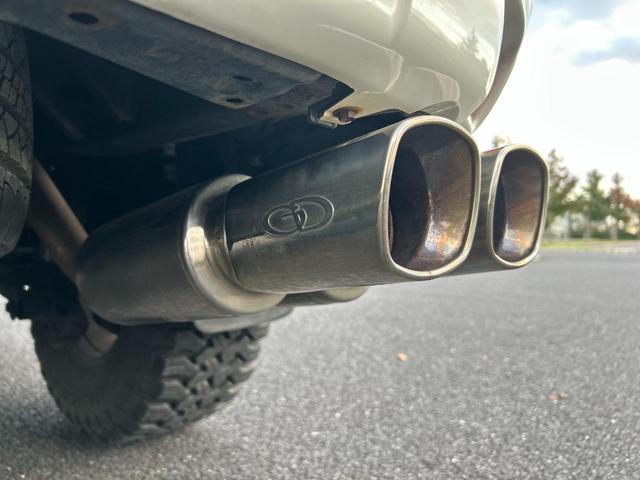 ランドクルーザープラド ＴＸ　社外足廻リフトアップ　ＫＥＤＤＩＳサス　ＡＲＢショック　ラテラルロッド　ＤＥＬＴＡＦＯＲＣＥ１７ｉｎｃｈＡＷ　ＷＩＬＤＰＥＡＫ　Ｍ／Ｔ　ＧＡＮＡＤＯＲマフラー　７型ＨＤＤナビ・ＢＴ・Ｂカメラ　ＥＴＣ（16枚目）