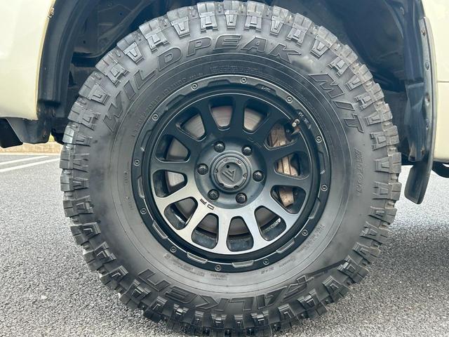 ランドクルーザープラド ＴＸ　社外足廻リフトアップ　ＫＥＤＤＩＳサス　ＡＲＢショック　ラテラルロッド　ＤＥＬＴＡＦＯＲＣＥ１７ｉｎｃｈＡＷ　ＷＩＬＤＰＥＡＫ　Ｍ／Ｔ　ＧＡＮＡＤＯＲマフラー　７型ＨＤＤナビ・ＢＴ・Ｂカメラ　ＥＴＣ（18枚目）