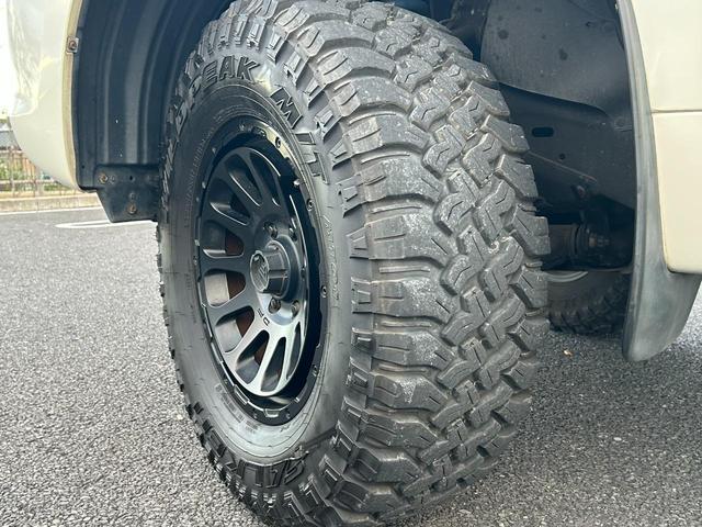 ランドクルーザープラド ＴＸ　社外足廻リフトアップ　ＫＥＤＤＩＳサス　ＡＲＢショック　ラテラルロッド　ＤＥＬＴＡＦＯＲＣＥ１７ｉｎｃｈＡＷ　ＷＩＬＤＰＥＡＫ　Ｍ／Ｔ　ＧＡＮＡＤＯＲマフラー　７型ＨＤＤナビ・ＢＴ・Ｂカメラ　ＥＴＣ（19枚目）