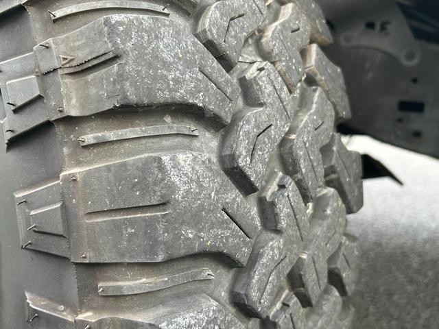 ランドクルーザープラド ＴＸ　社外足廻リフトアップ　ＫＥＤＤＩＳサス　ＡＲＢショック　ラテラルロッド　ＤＥＬＴＡＦＯＲＣＥ１７ｉｎｃｈＡＷ　ＷＩＬＤＰＥＡＫ　Ｍ／Ｔ　ＧＡＮＡＤＯＲマフラー　７型ＨＤＤナビ・ＢＴ・Ｂカメラ　ＥＴＣ（20枚目）