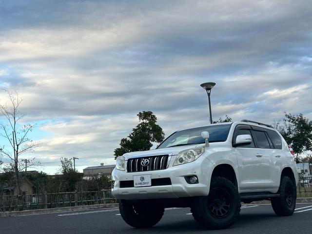 ランドクルーザープラド ＴＸ　社外足廻リフトアップ　ＫＥＤＤＩＳサス　ＡＲＢショック　ラテラルロッド　ＤＥＬＴＡＦＯＲＣＥ１７ｉｎｃｈＡＷ　ＷＩＬＤＰＥＡＫ　Ｍ／Ｔ　ＧＡＮＡＤＯＲマフラー　７型ＨＤＤナビ・ＢＴ・Ｂカメラ　ＥＴＣ（25枚目）