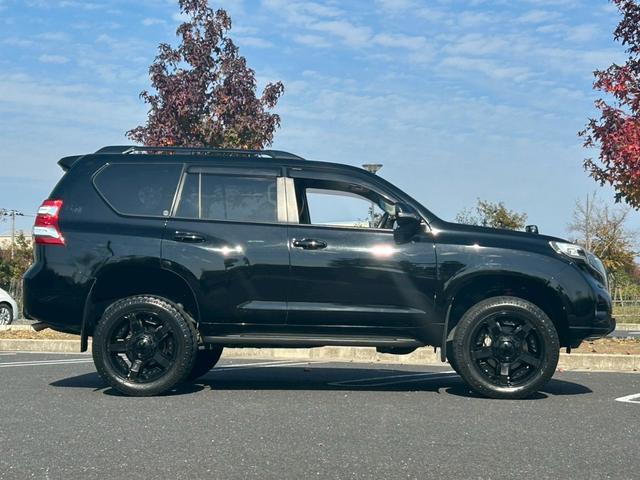 ランドクルーザープラド TX 新車保証書・記録簿 修復無 ONESAS2インチリフトアップ KMC20inchAW サイドステップ ルーフレール リアスポイラー マルチテレインセレクト 黒レザーシートカバー ETC スマートキー(9枚目)