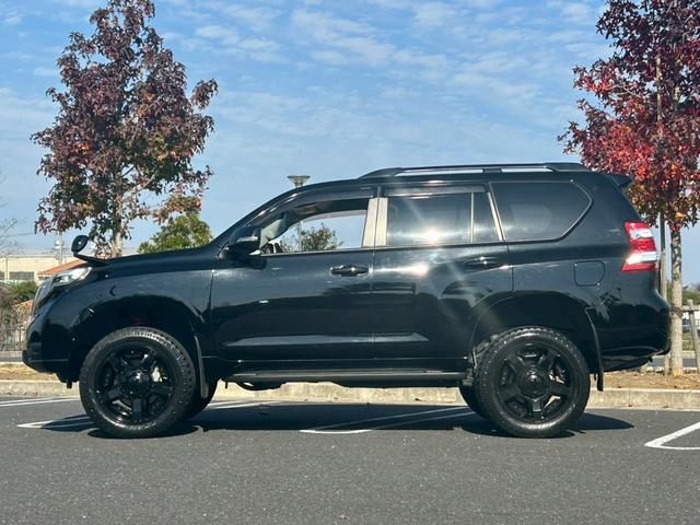 ランドクルーザープラド TX 新車保証書・記録簿 修復無 ONESAS2インチリフトアップ KMC20inchAW サイドステップ ルーフレール リアスポイラー マルチテレインセレクト 黒レザーシートカバー ETC スマートキー(10枚目)