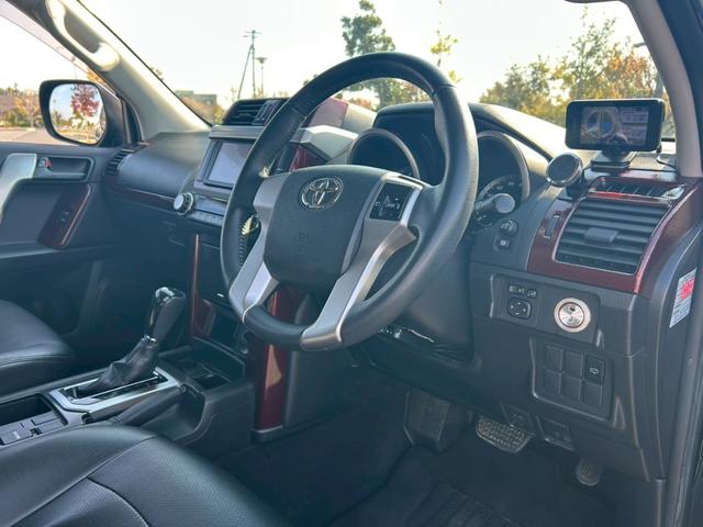 ランドクルーザープラド TX 新車保証書・記録簿 修復無 ONESAS2インチリフトアップ KMC20inchAW サイドステップ ルーフレール リアスポイラー マルチテレインセレクト 黒レザーシートカバー ETC スマートキー(16枚目)