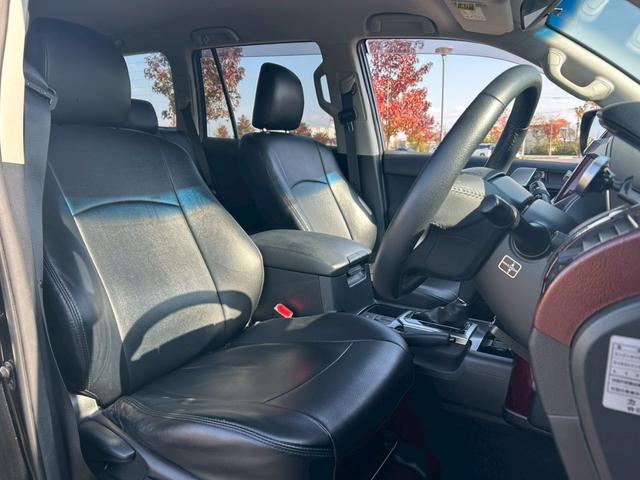 ランドクルーザープラド TX 新車保証書・記録簿 修復無 ONESAS2インチリフトアップ KMC20inchAW サイドステップ ルーフレール リアスポイラー マルチテレインセレクト 黒レザーシートカバー ETC スマートキー(18枚目)