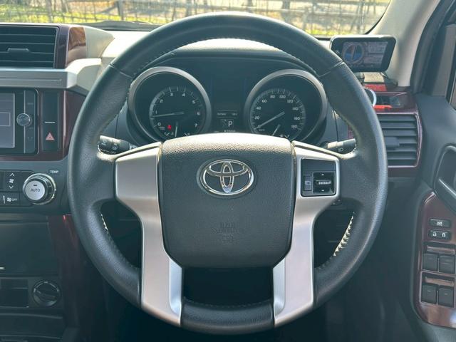 ランドクルーザープラド TX 新車保証書・記録簿 修復無 ONESAS2インチリフトアップ KMC20inchAW サイドステップ ルーフレール リアスポイラー マルチテレインセレクト 黒レザーシートカバー ETC スマートキー(25枚目)