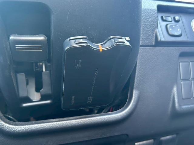 ランドクルーザープラド TX 新車保証書・記録簿 修復無 ONESAS2インチリフトアップ KMC20inchAW サイドステップ ルーフレール リアスポイラー マルチテレインセレクト 黒レザーシートカバー ETC スマートキー(32枚目)