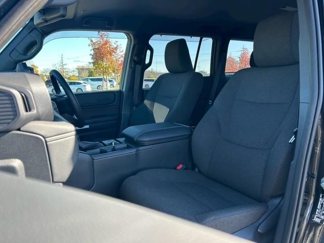 ランドクルーザー２５０ ＧＸ　ディーゼルターボ　新車保証書・記録簿　禁煙車　運転支援　ルーフレール　コーナーセンサー　純正ディスプレイオーディオ・ＴＶ・ＨＤＭＩ　全周囲カメラ　ナノイーエアコン　純正フロアマット　トノカバー　ＢＳＭ（19枚目）