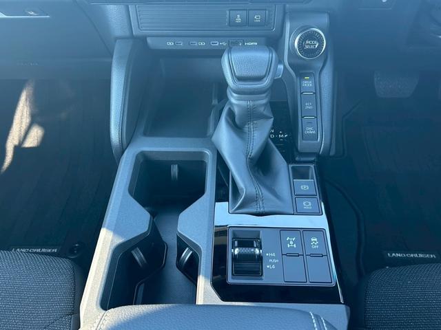 ランドクルーザー２５０ ＧＸ　ディーゼルターボ　新車保証書・記録簿　禁煙車　運転支援　ルーフレール　コーナーセンサー　純正ディスプレイオーディオ・ＴＶ・ＨＤＭＩ　全周囲カメラ　ナノイーエアコン　純正フロアマット　トノカバー　ＢＳＭ（33枚目）