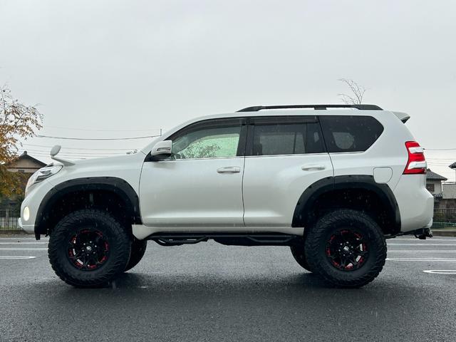 ランドクルーザープラド ＴＸ　新車保証書・記録簿　修復無　ＧＥＯＬＡＮＤＡＲ３５×１２．５ｉｎｃｈＭ／Ｔ　ＲＯＡＤＨＯＵＳＥオーバーフェンダー　Ｎ－ＦＡＢサイドステップ　ＧＡＮＡＤＯＲマフラー　ヒッチメンバー　ＳＤナビ・Ｂカメラ（10枚目）