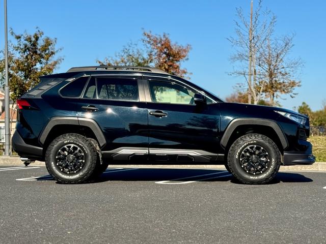 ＲＡＶ４ アドベンチャー　オフロードパッケージ　特別仕様車　ワンオ－ナ－　ＪＡＯＳプロテクタ－キット・リフトアップ　ＧＩ★ＧＥＡＲヒッチメンバ－　ＣＲＩＭＳＯＮ１６ＡＷ　ベ－スキャリア　純正ディスプレイオ－ディオ　全周囲カメラ　冷暖房付パワ－シ－ト（9枚目）