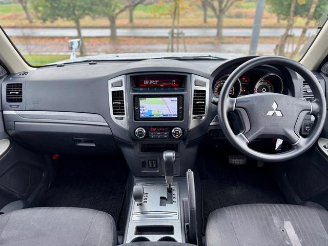 パジェロ ロング　ＧＲ　後期型　修復無　ディーゼルターボ　純正１７ＡＷ　サイドステップ　ルーフレール　背面タイヤ　リアフォグ　ＣＵＲＴヒッチメンバー　Ｃｌａｒｉｏｎ７型ナビ・ＴＶ・バックカメラ・ＢＴ　シートヒーター　ＥＴＣ（8枚目）