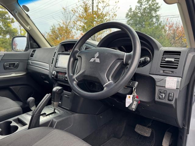 パジェロ ロング　ＧＲ　後期型　修復無　ディーゼルターボ　純正１７ＡＷ　サイドステップ　ルーフレール　背面タイヤ　リアフォグ　ＣＵＲＴヒッチメンバー　Ｃｌａｒｉｏｎ７型ナビ・ＴＶ・バックカメラ・ＢＴ　シートヒーター　ＥＴＣ（9枚目）