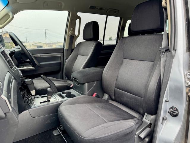 パジェロ ロング　ＧＲ　後期型　修復無　ディーゼルターボ　純正１７ＡＷ　サイドステップ　ルーフレール　背面タイヤ　リアフォグ　ＣＵＲＴヒッチメンバー　Ｃｌａｒｉｏｎ７型ナビ・ＴＶ・バックカメラ・ＢＴ　シートヒーター　ＥＴＣ（12枚目）