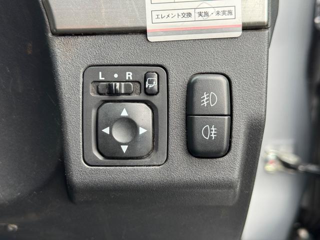 パジェロ ロング　ＧＲ　後期型　修復無　ディーゼルターボ　純正１７ＡＷ　サイドステップ　ルーフレール　背面タイヤ　リアフォグ　ＣＵＲＴヒッチメンバー　Ｃｌａｒｉｏｎ７型ナビ・ＴＶ・バックカメラ・ＢＴ　シートヒーター　ＥＴＣ（32枚目）