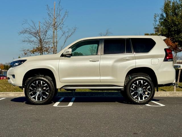 ランドクルーザープラド ＴＸ　Ｌパッケージ　修復無　ＤＵＢＬＥ　ＥＩＧＨＴフロントグリル　サンルーフ　リフトアップ社外足回り　ＴＺ－Ｇ用サイドステップ　プロコンプショックＡＬＰＩＮＥ９インチナビ　シートヒーター　パワーシート　クリアランスソナー（10枚目）