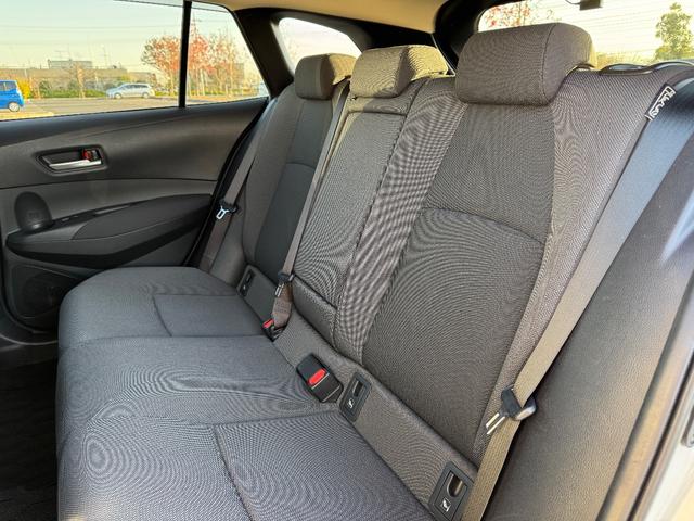 カローラツーリング ハイブリッド　Ｇ－Ｘ　プラス　ユーザー様買取車　特別仕様　禁煙車　修復歴無　運転支援　ＬＥＤヘッドライト　Ｆフォグ　コーナーセンサー　レーダークルコン　純正ディスプレイオーディオ　純正マット　トノカバー　ＥＴＣ２．０　スマートキー（21枚目）