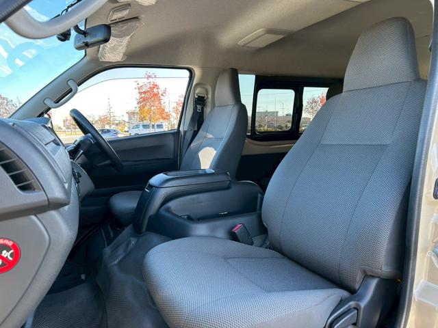 ハイエースワゴン DX 修復無 4WD 10人乗 ベージュ全塗装 GI★GEARルーフカーゴ ホワイトリボンタイヤ インナ-ブラックLEDヘッドライト 純正スライド小窓 純正ナビ・BT・Bカメラ ETC ドアバイザ キーレス(19枚目)