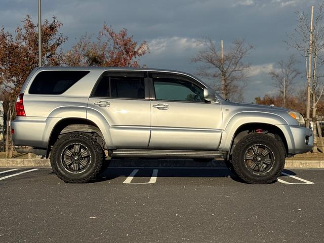 ハイラックスサーフ ＳＳＲ－Ｘ　後期　修復無　社外足廻リフトアップ　ＮＩＴＲＯ　ＰＯＷＥＲ１７ｉｎｃｈＡＷ　社外フロントグリル　Ｆフォグ　純正サイドステップ　ドアバイザ－　開閉式リアウインドウ　７型ナビ・ＴＶ・バックカメラ　ＥＴＣ（9枚目）