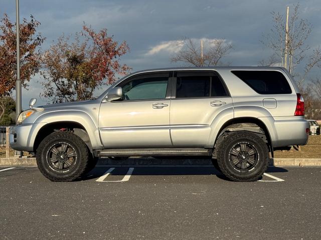 ハイラックスサーフ ＳＳＲ－Ｘ　後期　修復無　社外足廻リフトアップ　ＮＩＴＲＯ　ＰＯＷＥＲ１７ｉｎｃｈＡＷ　社外フロントグリル　Ｆフォグ　純正サイドステップ　ドアバイザ－　開閉式リアウインドウ　７型ナビ・ＴＶ・バックカメラ　ＥＴＣ（10枚目）