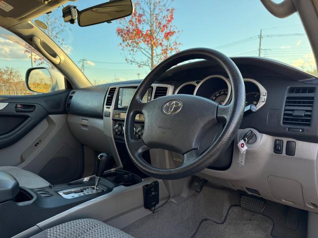 ハイラックスサーフ ＳＳＲ－Ｘ　後期　修復無　社外足廻リフトアップ　ＮＩＴＲＯ　ＰＯＷＥＲ１７ｉｎｃｈＡＷ　社外フロントグリル　Ｆフォグ　純正サイドステップ　ドアバイザ－　開閉式リアウインドウ　７型ナビ・ＴＶ・バックカメラ　ＥＴＣ（16枚目）