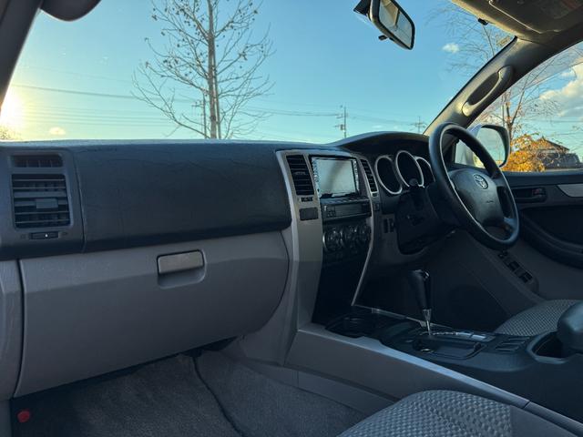 ハイラックスサーフ ＳＳＲ－Ｘ　後期　修復無　社外足廻リフトアップ　ＮＩＴＲＯ　ＰＯＷＥＲ１７ｉｎｃｈＡＷ　社外フロントグリル　Ｆフォグ　純正サイドステップ　ドアバイザ－　開閉式リアウインドウ　７型ナビ・ＴＶ・バックカメラ　ＥＴＣ（17枚目）