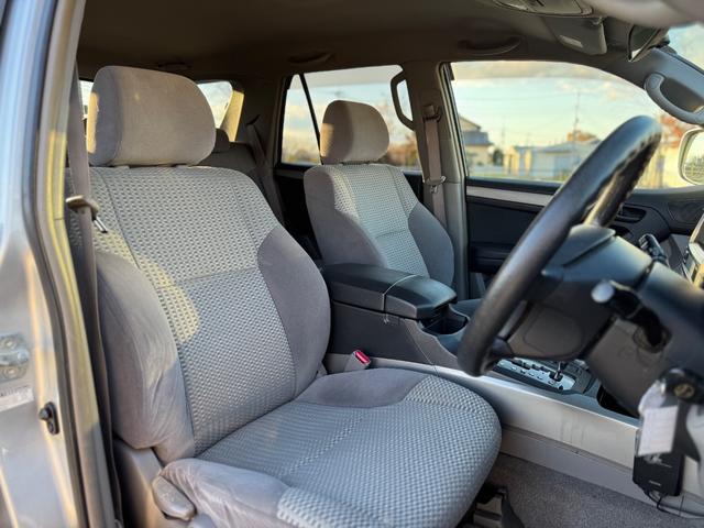 ハイラックスサーフ ＳＳＲ－Ｘ　後期　修復無　社外足廻リフトアップ　ＮＩＴＲＯ　ＰＯＷＥＲ１７ｉｎｃｈＡＷ　社外フロントグリル　Ｆフォグ　純正サイドステップ　ドアバイザ－　開閉式リアウインドウ　７型ナビ・ＴＶ・バックカメラ　ＥＴＣ（18枚目）