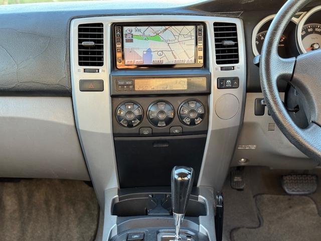 ハイラックスサーフ ＳＳＲ－Ｘ　後期　修復無　社外足廻リフトアップ　ＮＩＴＲＯ　ＰＯＷＥＲ１７ｉｎｃｈＡＷ　社外フロントグリル　Ｆフォグ　純正サイドステップ　ドアバイザ－　開閉式リアウインドウ　７型ナビ・ＴＶ・バックカメラ　ＥＴＣ（25枚目）