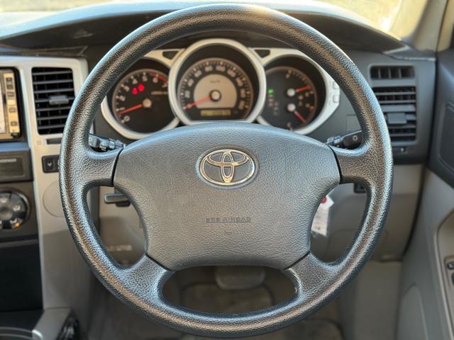 ハイラックスサーフ ＳＳＲ－Ｘ　後期　修復無　社外足廻リフトアップ　ＮＩＴＲＯ　ＰＯＷＥＲ１７ｉｎｃｈＡＷ　社外フロントグリル　Ｆフォグ　純正サイドステップ　ドアバイザ－　開閉式リアウインドウ　７型ナビ・ＴＶ・バックカメラ　ＥＴＣ（26枚目）