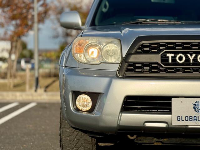 ハイラックスサーフ ＳＳＲ－Ｘ　後期　修復無　社外足廻リフトアップ　ＮＩＴＲＯ　ＰＯＷＥＲ１７ｉｎｃｈＡＷ　社外フロントグリル　Ｆフォグ　純正サイドステップ　ドアバイザ－　開閉式リアウインドウ　７型ナビ・ＴＶ・バックカメラ　ＥＴＣ（35枚目）