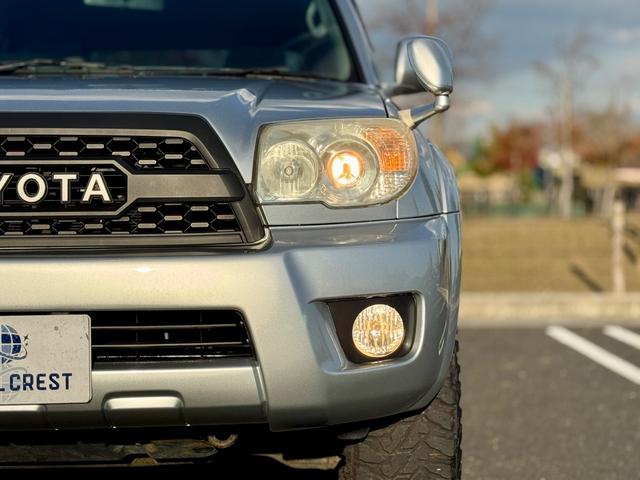 ハイラックスサーフ ＳＳＲ－Ｘ　後期　修復無　社外足廻リフトアップ　ＮＩＴＲＯ　ＰＯＷＥＲ１７ｉｎｃｈＡＷ　社外フロントグリル　Ｆフォグ　純正サイドステップ　ドアバイザ－　開閉式リアウインドウ　７型ナビ・ＴＶ・バックカメラ　ＥＴＣ（36枚目）