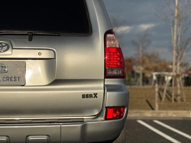 ハイラックスサーフ ＳＳＲ－Ｘ　後期　修復無　社外足廻リフトアップ　ＮＩＴＲＯ　ＰＯＷＥＲ１７ｉｎｃｈＡＷ　社外フロントグリル　Ｆフォグ　純正サイドステップ　ドアバイザ－　開閉式リアウインドウ　７型ナビ・ＴＶ・バックカメラ　ＥＴＣ（40枚目）